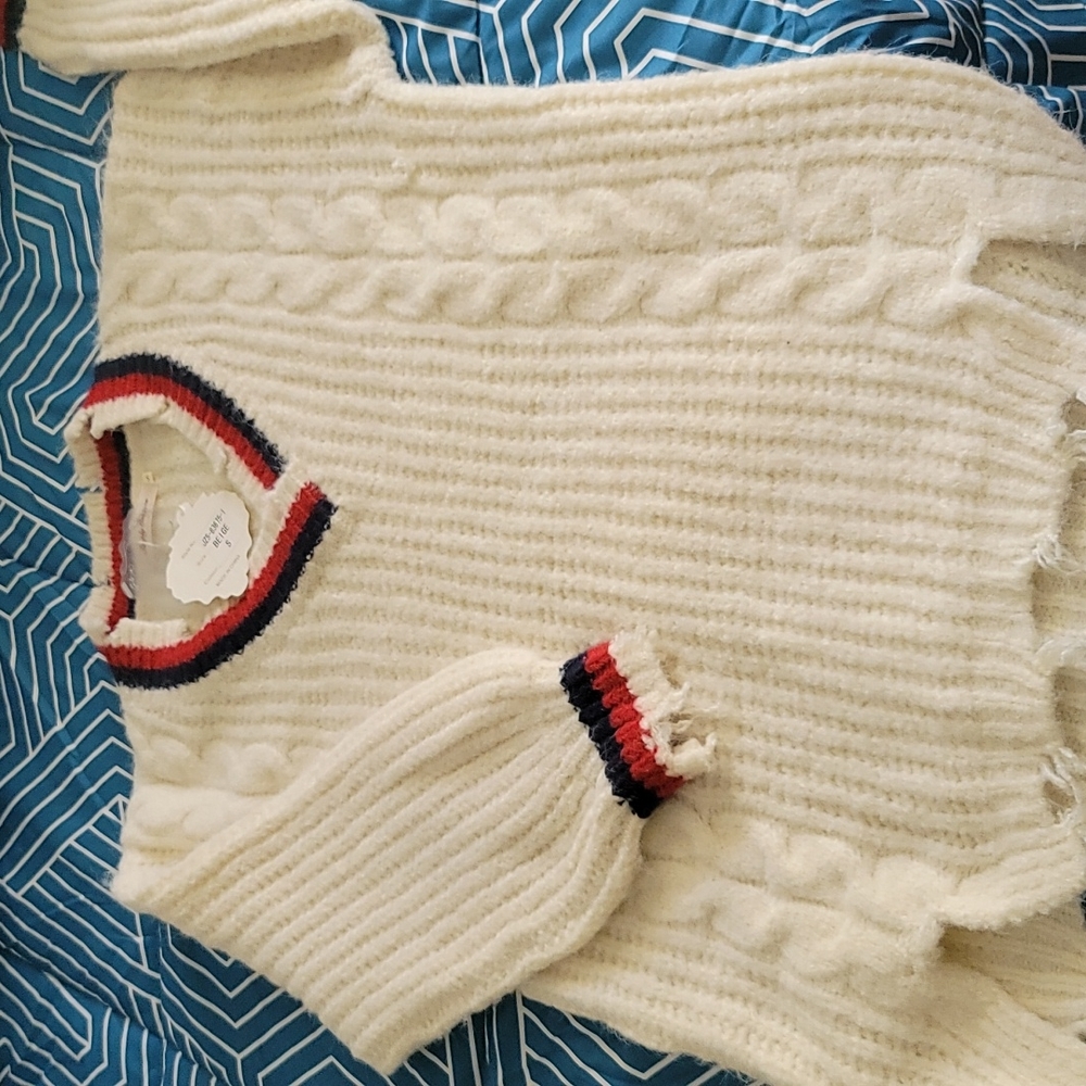NWT Simply Couture  v neck sweater. Off white size small
